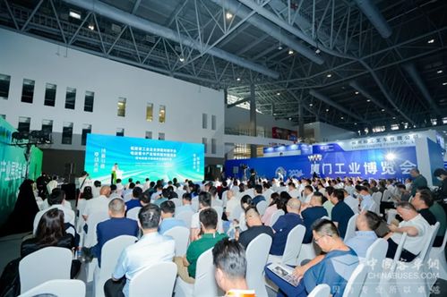 深化 電動(dòng)福建 建設(shè) 金龍產(chǎn)品組團(tuán)亮相工博會(huì)