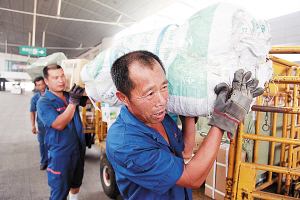 高溫下，追著火車跑的搬運(yùn)工 每天裝卸600行包，用汗水保運(yùn)輸暢通